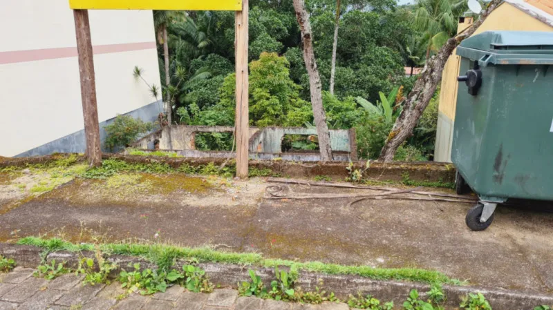 Terreno localizado no Bairro do Salto na Cidade de Blumenau, próximo a antiga Fábrica de Cristais Hering, Floricultura Paraíso. Rua com Calçamento, em loteamento e área residencial e totalmente livre de enchentes com 525,00 m , com 15 metros de frente. — foto 5