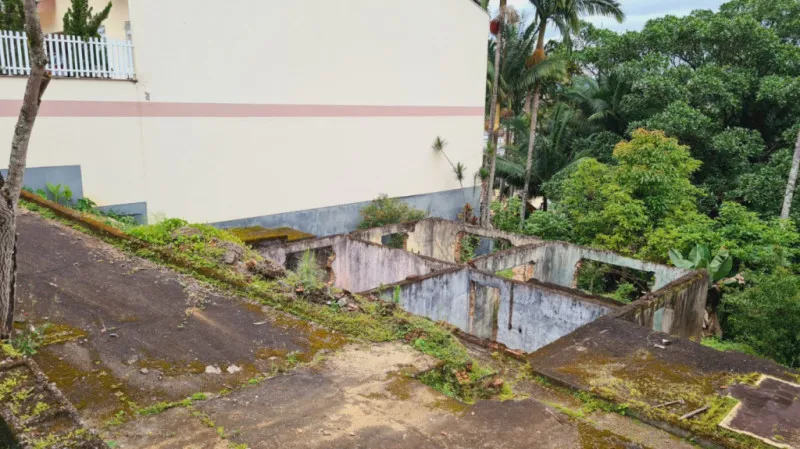 Terreno localizado no Bairro do Salto na Cidade de Blumenau, próximo a antiga Fábrica de Cristais Hering, Floricultura Paraíso. Rua com Calçamento, em loteamento e área residencial e totalmente livre de enchentes com 525,00 m , com 15 metros de frente. — foto 6