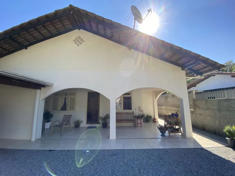 Casa no Bairro Itoupava Central. O imóvel possuí 152,00m distribuídos em 3 quartos, sala, cozinha, banheiros, lavação, e vagas de garagem, ótima área de festas com churrasqueira, fogão a lenha e forno. - foto 1