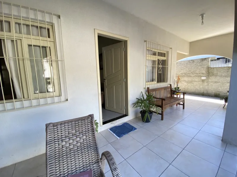 Casa no Bairro Itoupava Central. O imóvel possuí 152,00m distribuídos em 3 quartos, sala, cozinha, banheiros, lavação, e vagas de garagem, ótima área de festas com churrasqueira, fogão a lenha e forno. — foto 2