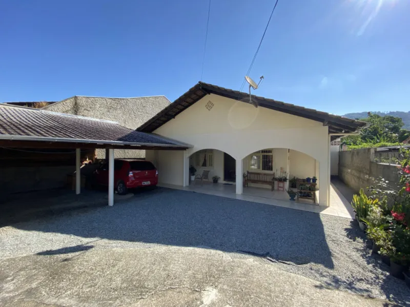 Casa no Bairro Itoupava Central. O imóvel possuí 152,00m distribuídos em 3 quartos, sala, cozinha, banheiros, lavação, e vagas de garagem, ótima área de festas com churrasqueira, fogão a lenha e forno. — foto 3