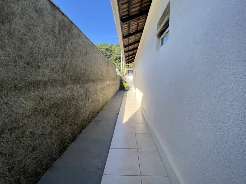 Casa no Bairro Itoupava Central. O imóvel possuí 152,00m distribuídos em 3 quartos, sala, cozinha, banheiros, lavação, e vagas de garagem, ótima área de festas com churrasqueira, fogão a lenha e forno. — foto 4