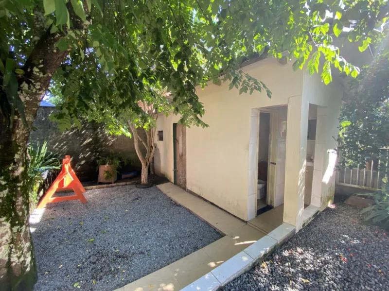 Casa no Bairro Itoupava Central. O imóvel possuí 152,00m distribuídos em 3 quartos, sala, cozinha, banheiros, lavação, e vagas de garagem, ótima área de festas com churrasqueira, fogão a lenha e forno. — foto 6
