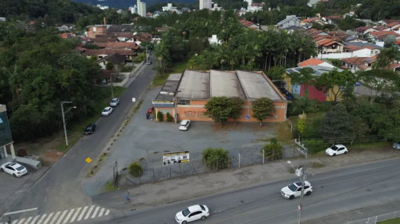 Terreno Plano, Escriturado no Bairro Escola Agrícola, com área total de 4075m2, sendo 39m x 105m em rua calçada. — foto 4