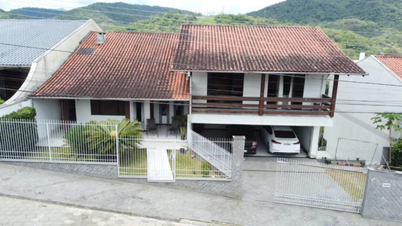 Terreno com 680 m, com área construída em 03 pavimentos, garagens para 3 carros cobertos (lado a lado). Andar térreo com sala de jantar e estar integrados e muito amplos, cozinha e área de serviço, possui ainda 2 varandas com excelente ventilação. — foto 2