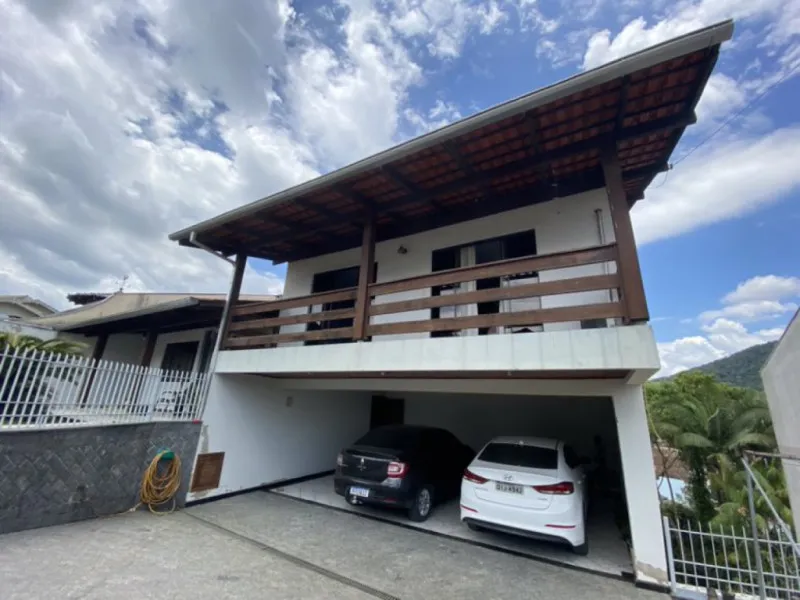 Terreno com 680 m, com área construída em 03 pavimentos, garagens para 3 carros cobertos (lado a lado). Andar térreo com sala de jantar e estar integrados e muito amplos, cozinha e área de serviço, possui ainda 2 varandas com excelente ventilação. — foto 3