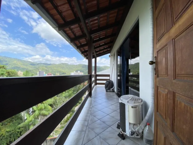 Terreno com 680 m, com área construída em 03 pavimentos, garagens para 3 carros cobertos (lado a lado). Andar térreo com sala de jantar e estar integrados e muito amplos, cozinha e área de serviço, possui ainda 2 varandas com excelente ventilação. — foto 6