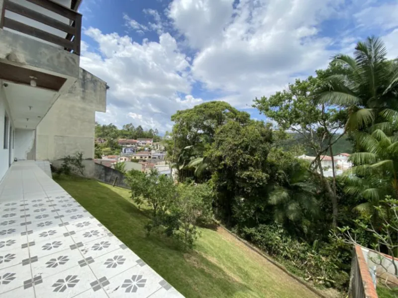 Terreno com 680 m, com área construída em 03 pavimentos, garagens para 3 carros cobertos (lado a lado). Andar térreo com sala de jantar e estar integrados e muito amplos, cozinha e área de serviço, possui ainda 2 varandas com excelente ventilação. — foto 7