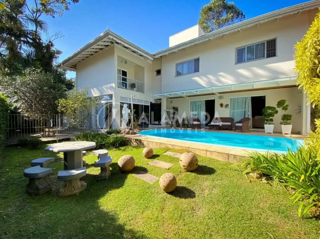 Belísima casa com 5 dormitórios sendo 4 suítes, 3 salas, área de festas e piscina, no bairro Vorstadt em Blumenau! - foto 1