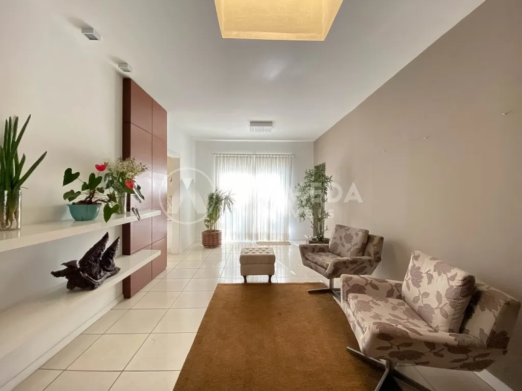 Belísima casa com 5 dormitórios sendo 4 suítes, 3 salas, área de festas e piscina, no bairro Vorstadt em Blumenau! — foto 3