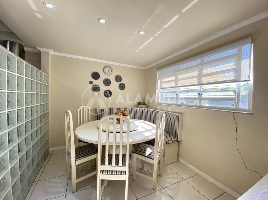 Belísima casa com 5 dormitórios sendo 4 suítes, 3 salas, área de festas e piscina, no bairro Vorstadt em Blumenau! — foto 4