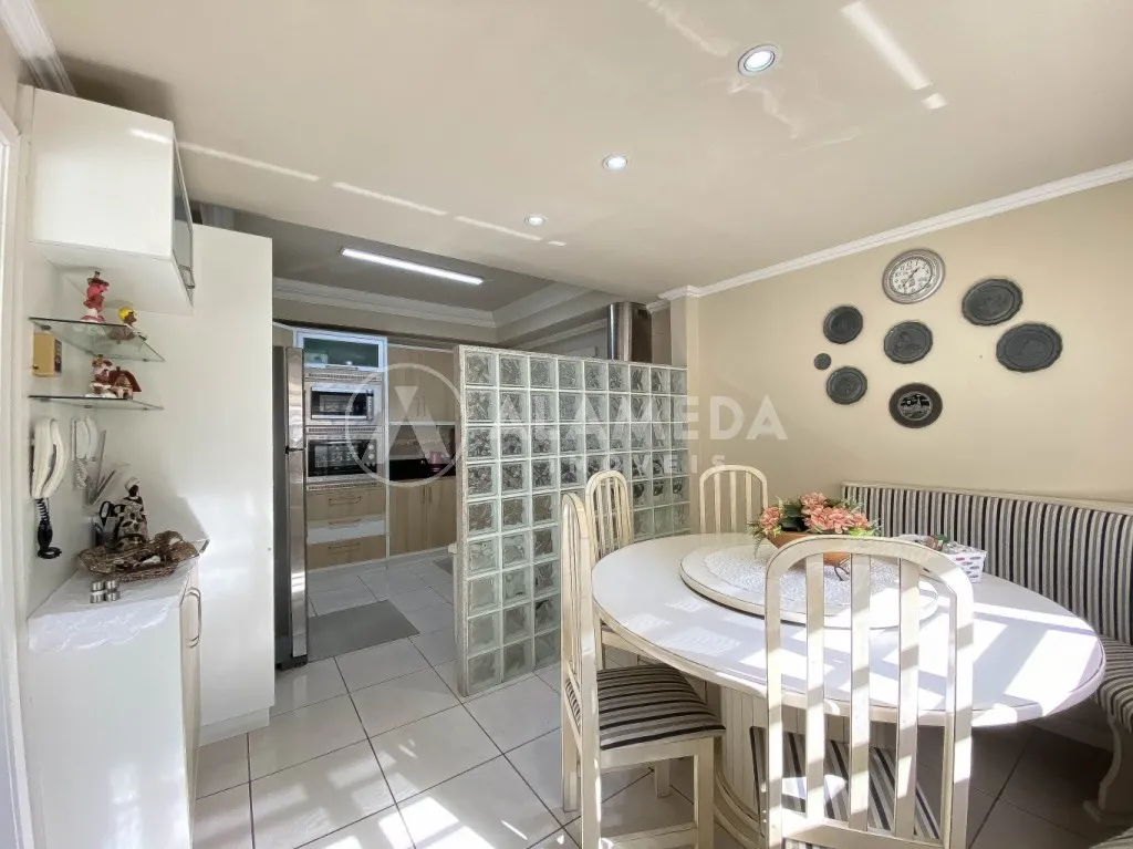 Belísima casa com 5 dormitórios sendo 4 suítes, 3 salas, área de festas e piscina, no bairro Vorstadt em Blumenau! — foto 5