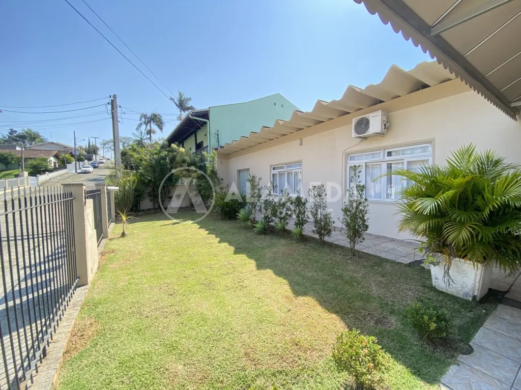 Casa com 3 dormitórios e amplo espaço externo, no bairro Água Verde em Blumenau! - foto 1