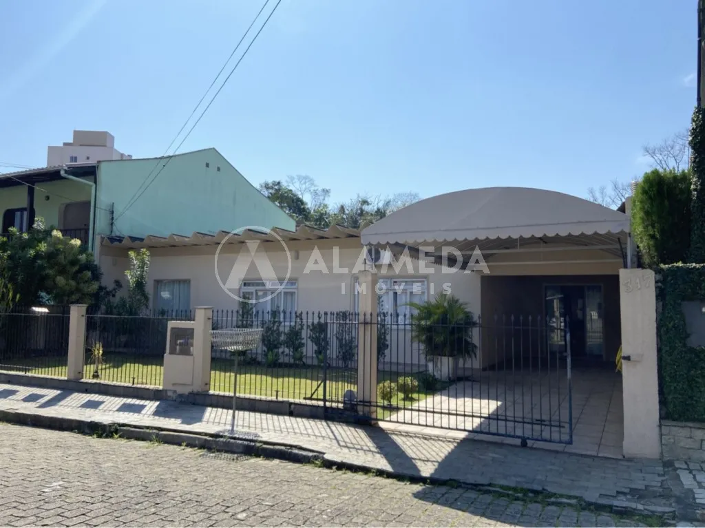 Casa com 3 dormitórios e amplo espaço externo, no bairro Água Verde em Blumenau! — foto 2