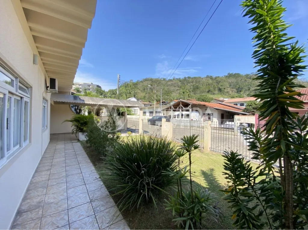 Casa com 3 dormitórios e amplo espaço externo, no bairro Água Verde em Blumenau! — foto 5