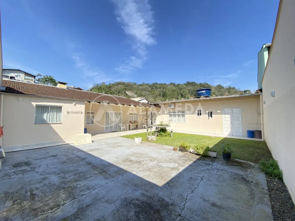 Casa com 3 dormitórios e amplo espaço externo, no bairro Água Verde em Blumenau! — foto 6
