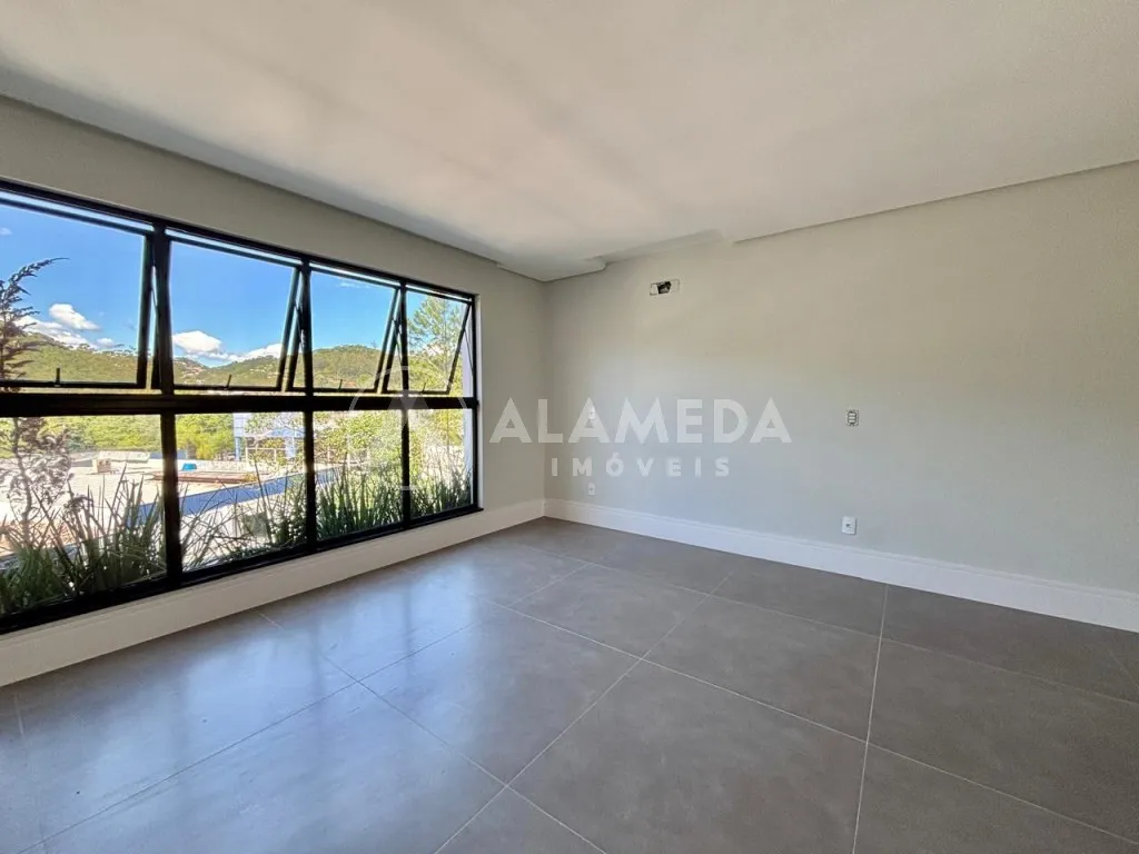 Belíssimo Sobrado com 3 suítes, 4 vagas de garagem e espaço externo com Piscina, no bairro Ponta Aguda em Blumenau! - foto 1