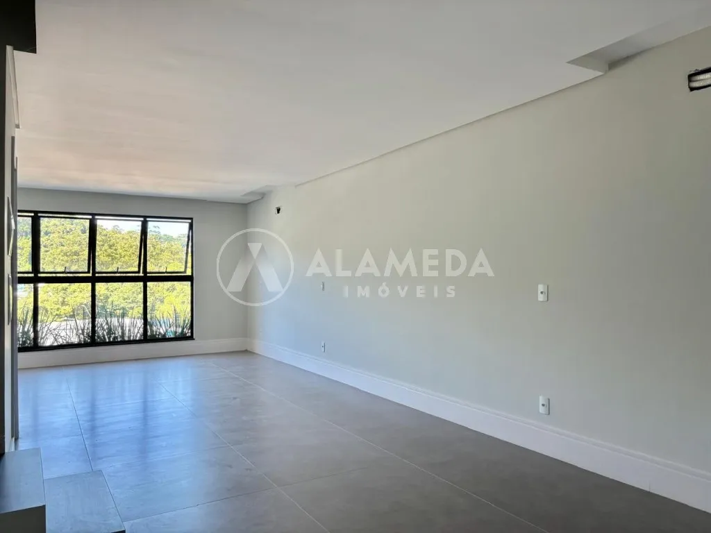 Belíssimo Sobrado com 3 suítes, 4 vagas de garagem e espaço externo com Piscina, no bairro Ponta Aguda em Blumenau! — foto 2