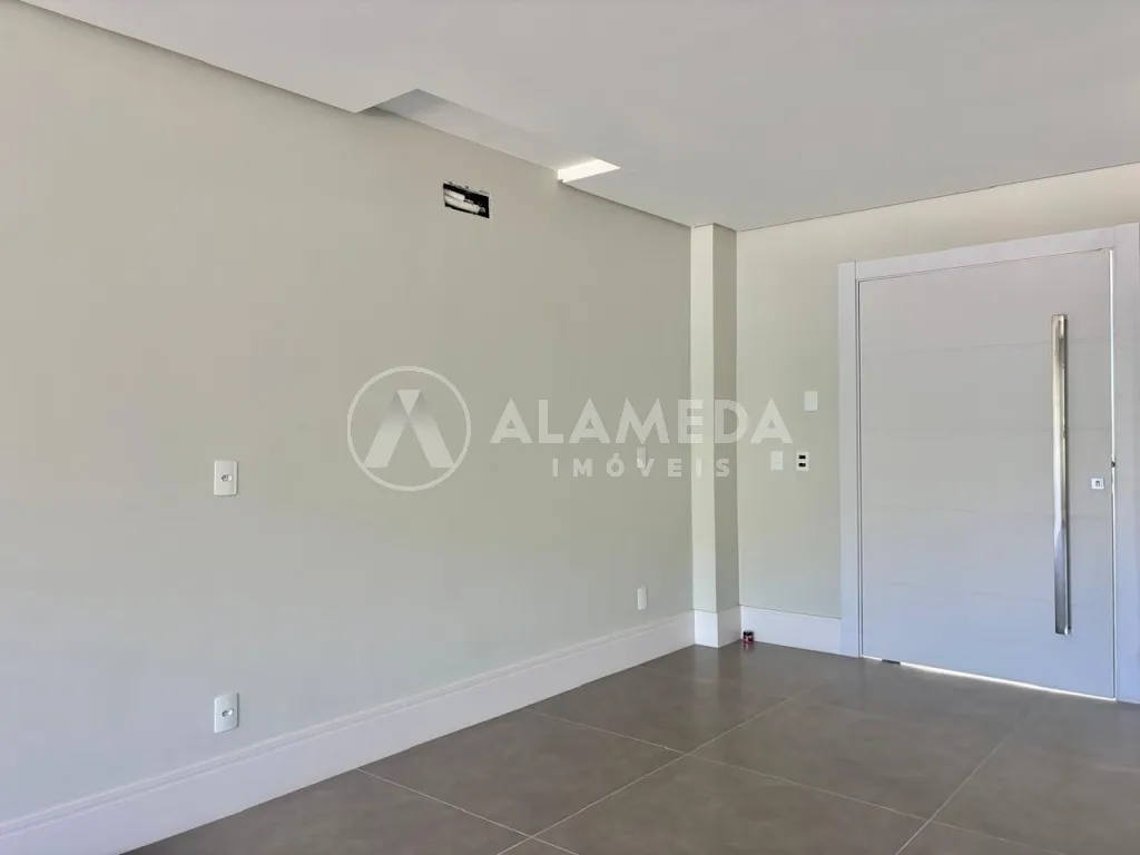 Belíssimo Sobrado com 3 suítes, 4 vagas de garagem e espaço externo com Piscina, no bairro Ponta Aguda em Blumenau! — foto 4
