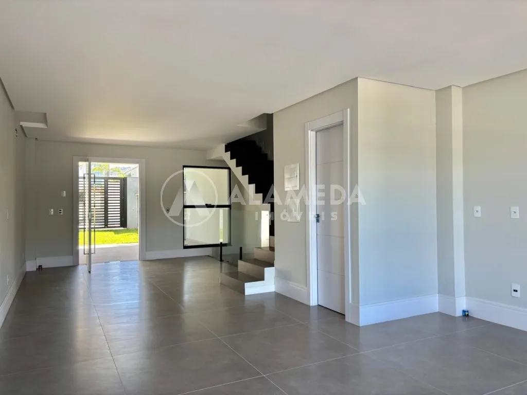 Belíssimo Sobrado com 3 suítes, 4 vagas de garagem e espaço externo com Piscina, no bairro Ponta Aguda em Blumenau! — foto 5