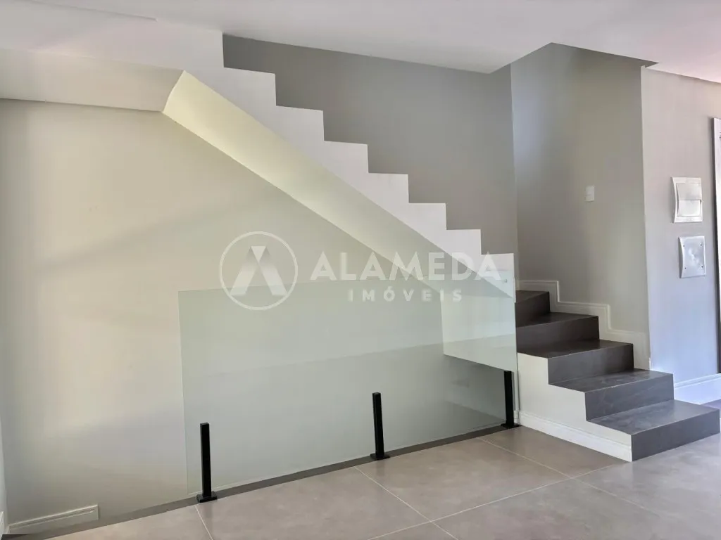 Belíssimo Sobrado com 3 suítes, 4 vagas de garagem e espaço externo com Piscina, no bairro Ponta Aguda em Blumenau! — foto 6