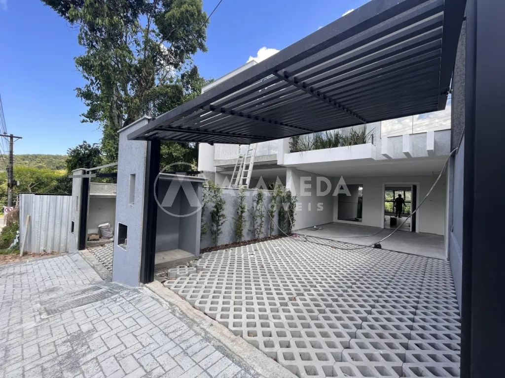 Belíssimo Sobrado com 3 suítes, 4 vagas de garagem e espaço externo com Piscina, no bairro Ponta Aguda em Blumenau! — foto 7