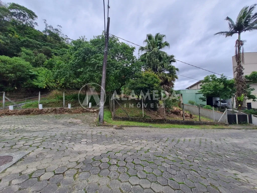 Terreno com 2.171.10 m sendo 35,50 metros de testada, livre de enchentes, no bairro Garcia em Blumenau! - foto 1