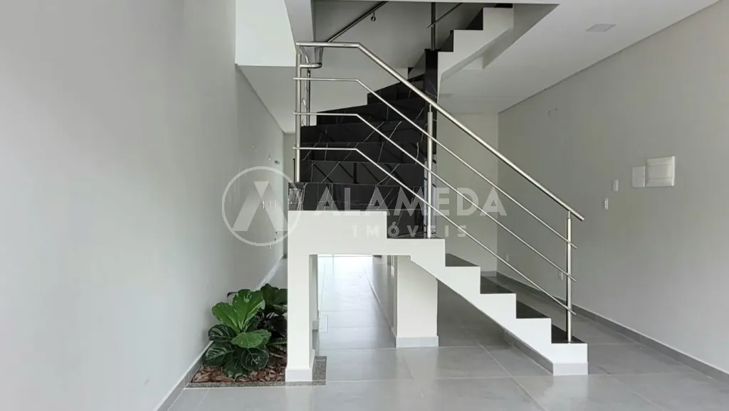 Excelente Sobrado à Venda com 116m, tendo 1 suíte mais 2 demi-suítes e espaço nos fundos, no bairro Escola Agrícola em Blumenau! — foto 2