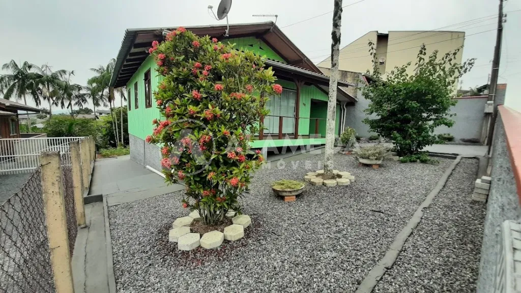 Casa mista com 3 dormitórios e amplo espaço com árvores frutíferas no bairro Salto Weissbach em Blumenau! — foto 3