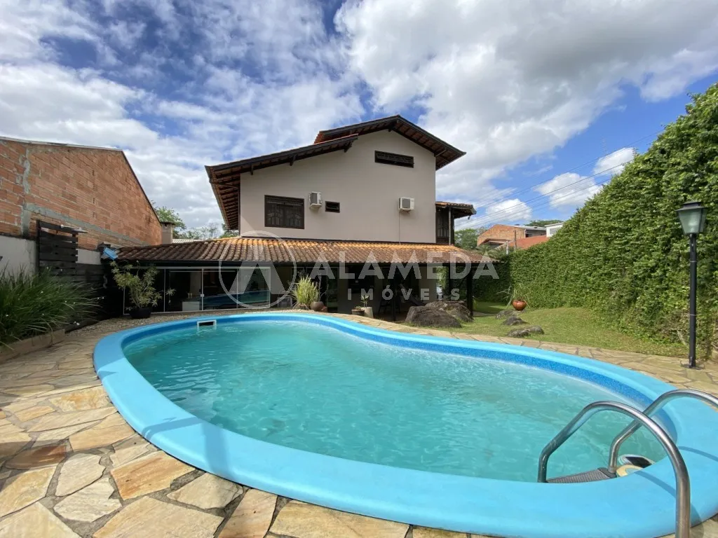 Belíssima casa com 03 dormitórios sendo 01 suíte, área de festas e piscina, no bairro Badenfurt em Blumenau! - foto 1
