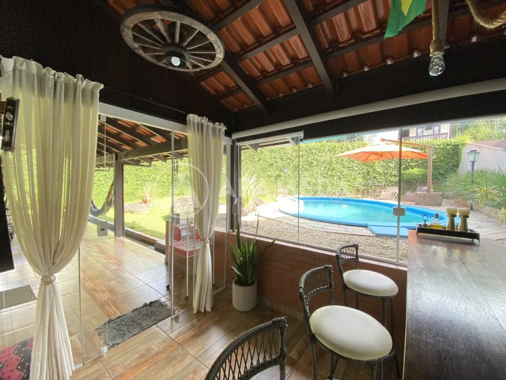 Belíssima casa com 03 dormitórios sendo 01 suíte, área de festas e piscina, no bairro Badenfurt em Blumenau! — foto 2