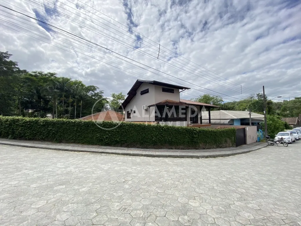 Belíssima casa com 03 dormitórios sendo 01 suíte, área de festas e piscina, no bairro Badenfurt em Blumenau! — foto 3