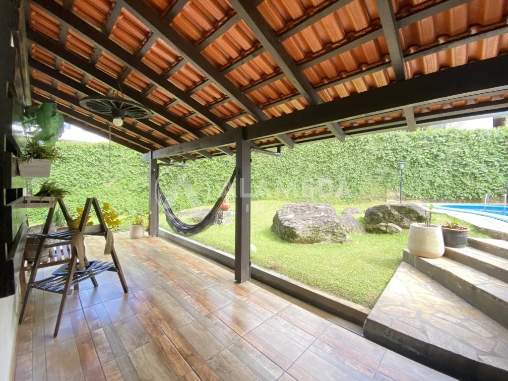 Belíssima casa com 03 dormitórios sendo 01 suíte, área de festas e piscina, no bairro Badenfurt em Blumenau! — foto 7