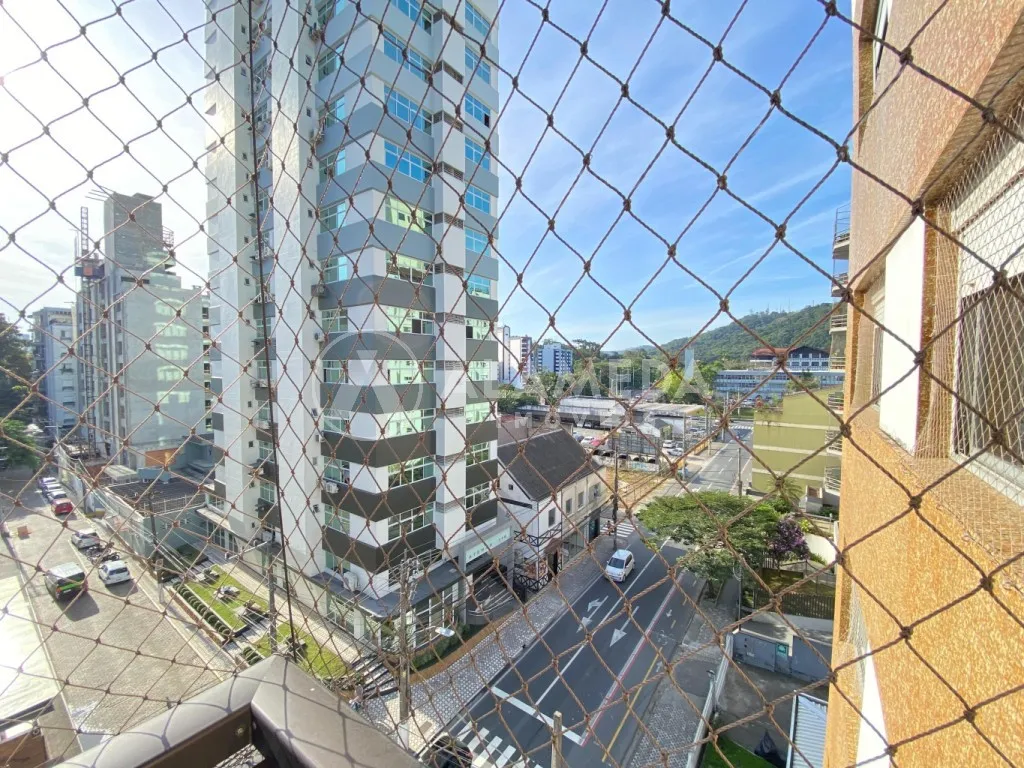 Apartamento semimobiliado com 3 dormitórios sendo 1 suíte, no bairro Centro em Blumenau! — foto 2