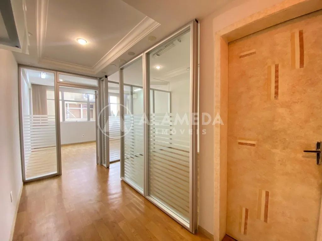 Sala comercial com 38,61m, no Edifício Getúlio Vargas, próximo a Rua XV de Novembro, no Centro de Blumenau! - foto 1