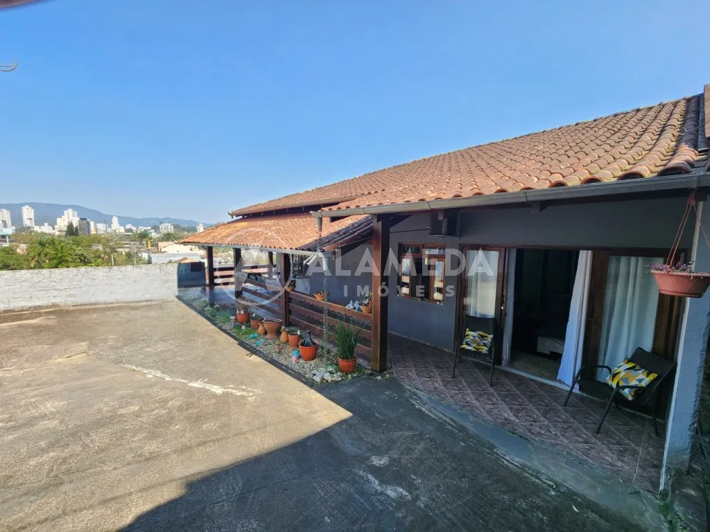 Excelente Casa com 03 dormitórios, sendo 01 suíte, no bairro Itoupava Norte em Blumenau! - foto 1