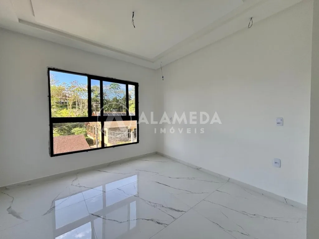 Sobrado Triplex com 2 Suítes, no bairro Escola Agrícola em Blumenau! - foto 1