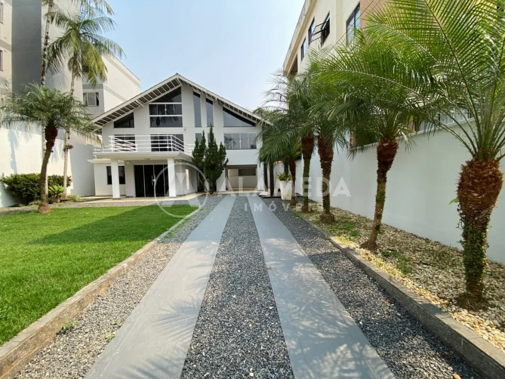 Magnífica Casa com amplo terreno localizada no inicio do bairro Velha em Blumenau/SC! - foto 1