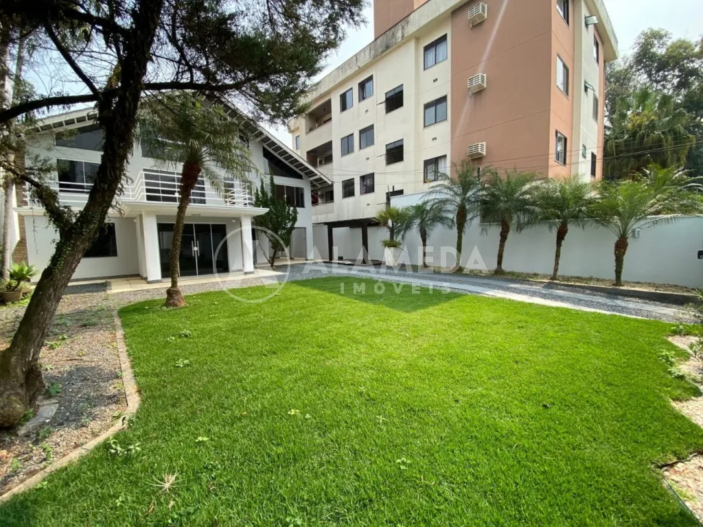 Magnífica Casa com amplo terreno localizada no inicio do bairro Velha em Blumenau/SC! — foto 2