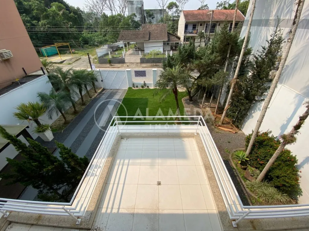 Magnífica Casa com amplo terreno localizada no inicio do bairro Velha em Blumenau/SC! — foto 4