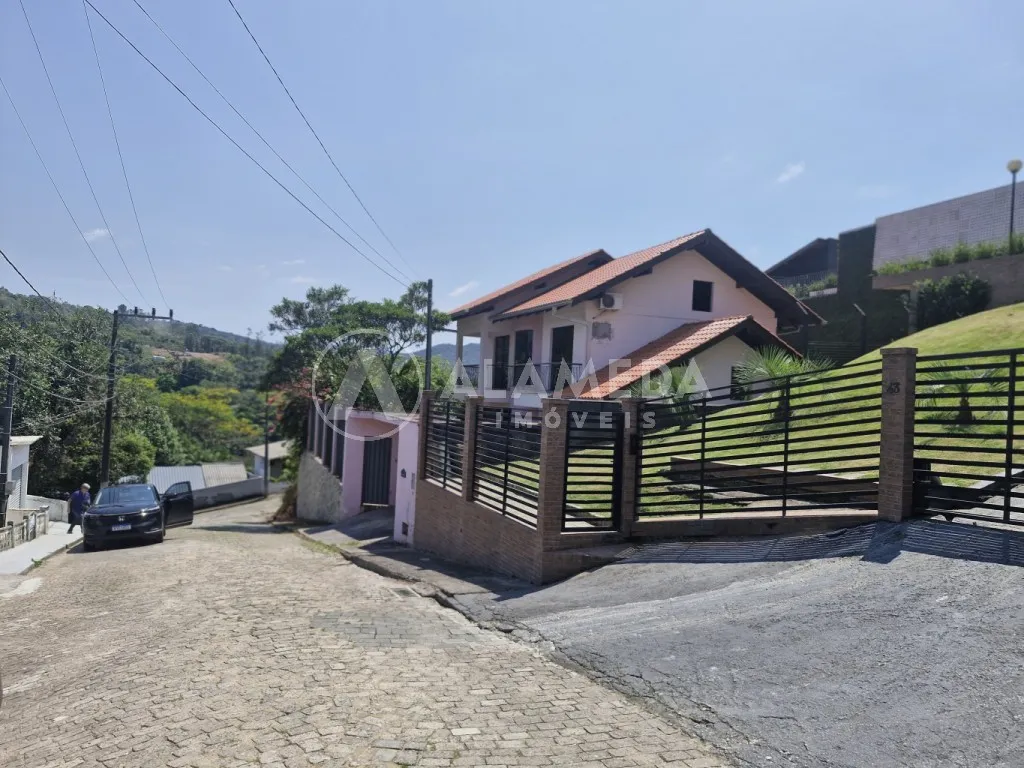 Ótima residência totalmente averbada, com 3 dormitórios sendo 1 suíte e área de festas, no Bairro Vorstadt em Blumenau - foto 1