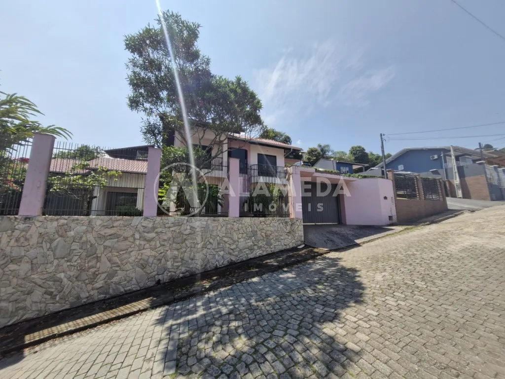 Ótima residência totalmente averbada, com 3 dormitórios sendo 1 suíte e área de festas, no Bairro Vorstadt em Blumenau — foto 2