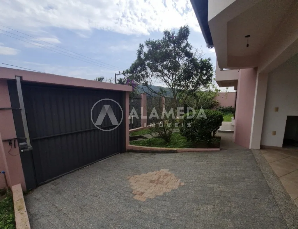 Ótima residência totalmente averbada, com 3 dormitórios sendo 1 suíte e área de festas, no Bairro Vorstadt em Blumenau — foto 3