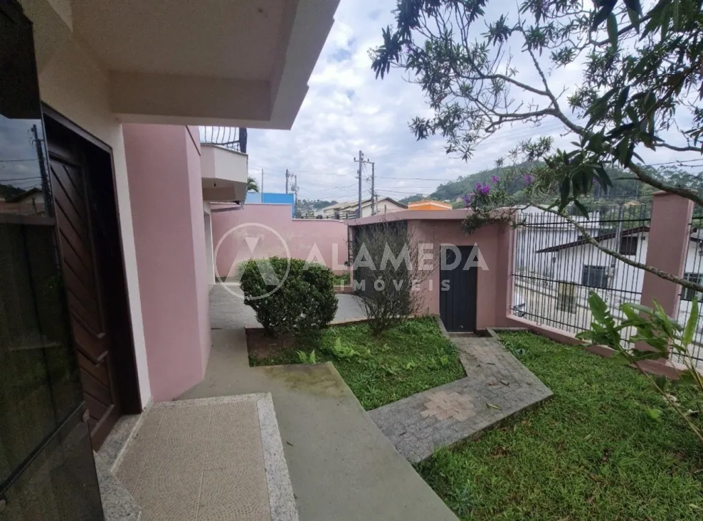 Ótima residência totalmente averbada, com 3 dormitórios sendo 1 suíte e área de festas, no Bairro Vorstadt em Blumenau — foto 4