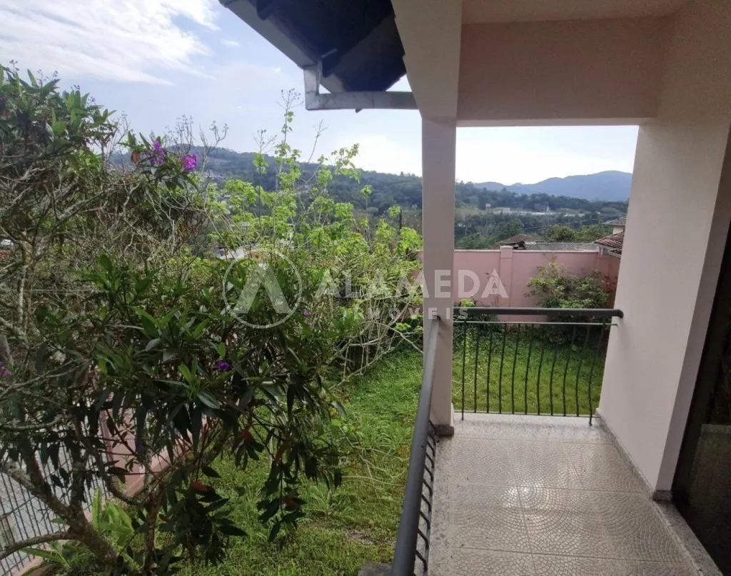Ótima residência totalmente averbada, com 3 dormitórios sendo 1 suíte e área de festas, no Bairro Vorstadt em Blumenau — foto 5