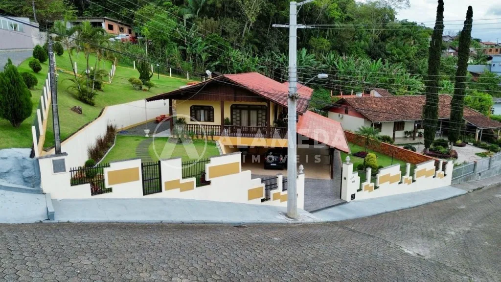 Oportunidade única! Conforto e amplo espaço em uma casa incrível, com 4 quartos e 2 suítes, no Bairro Tribess em Blumenau! - foto 1