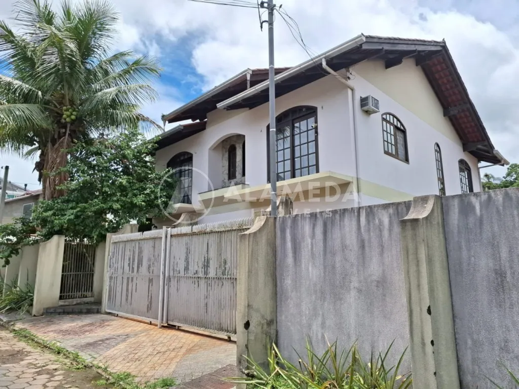 Casa no bairro da Velha com área construída de 246m próximo a Villa Germânica. - foto 1