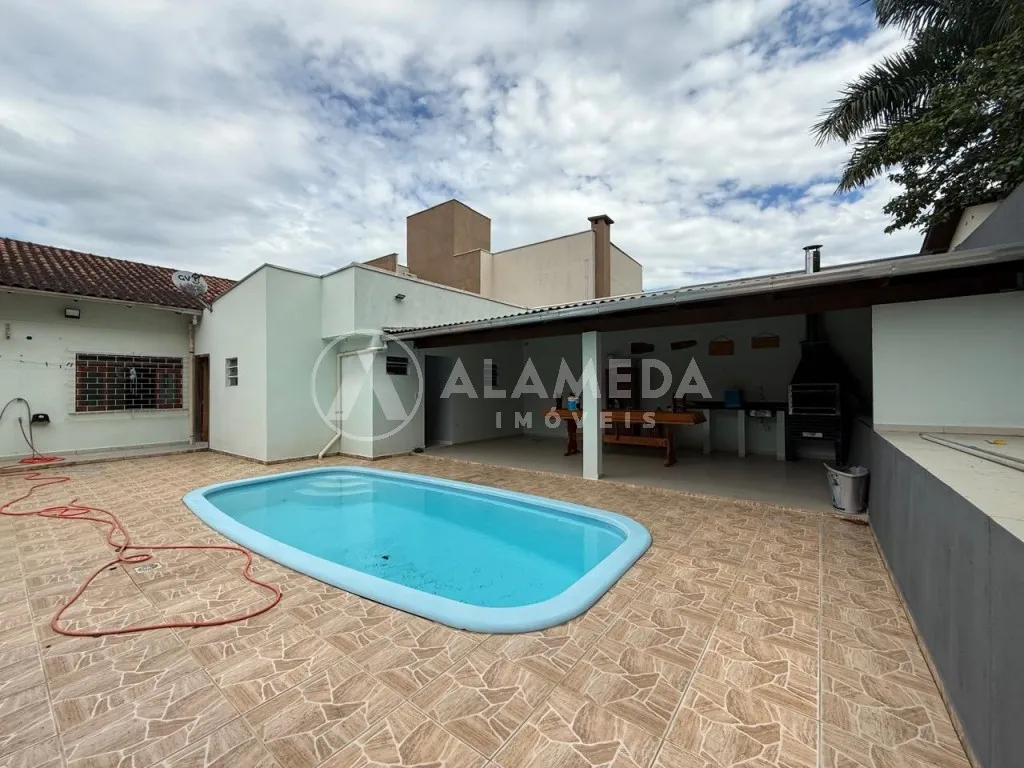 Excelente casa no bairro Água Verde com piscina, localizada em uma região tranquila e valorizada, com vizinhança acolhedora e segura. — foto 2