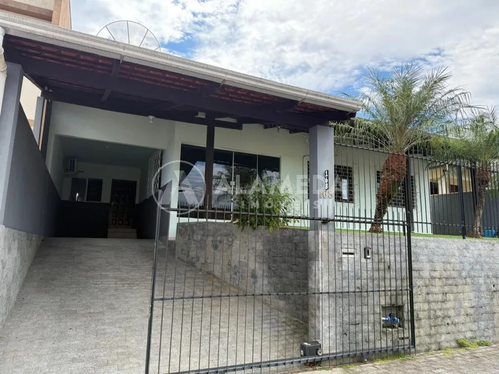 Excelente casa no bairro Água Verde com piscina, localizada em uma região tranquila e valorizada, com vizinhança acolhedora e segura. — foto 4