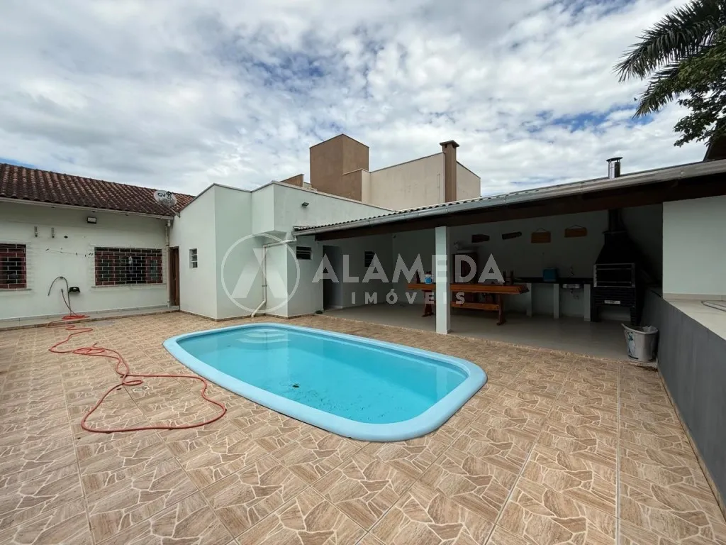 Excelente casa no bairro Água Verde com piscina, localizada em uma região tranquila e valorizada, com vizinhança acolhedora e segura. — foto 6